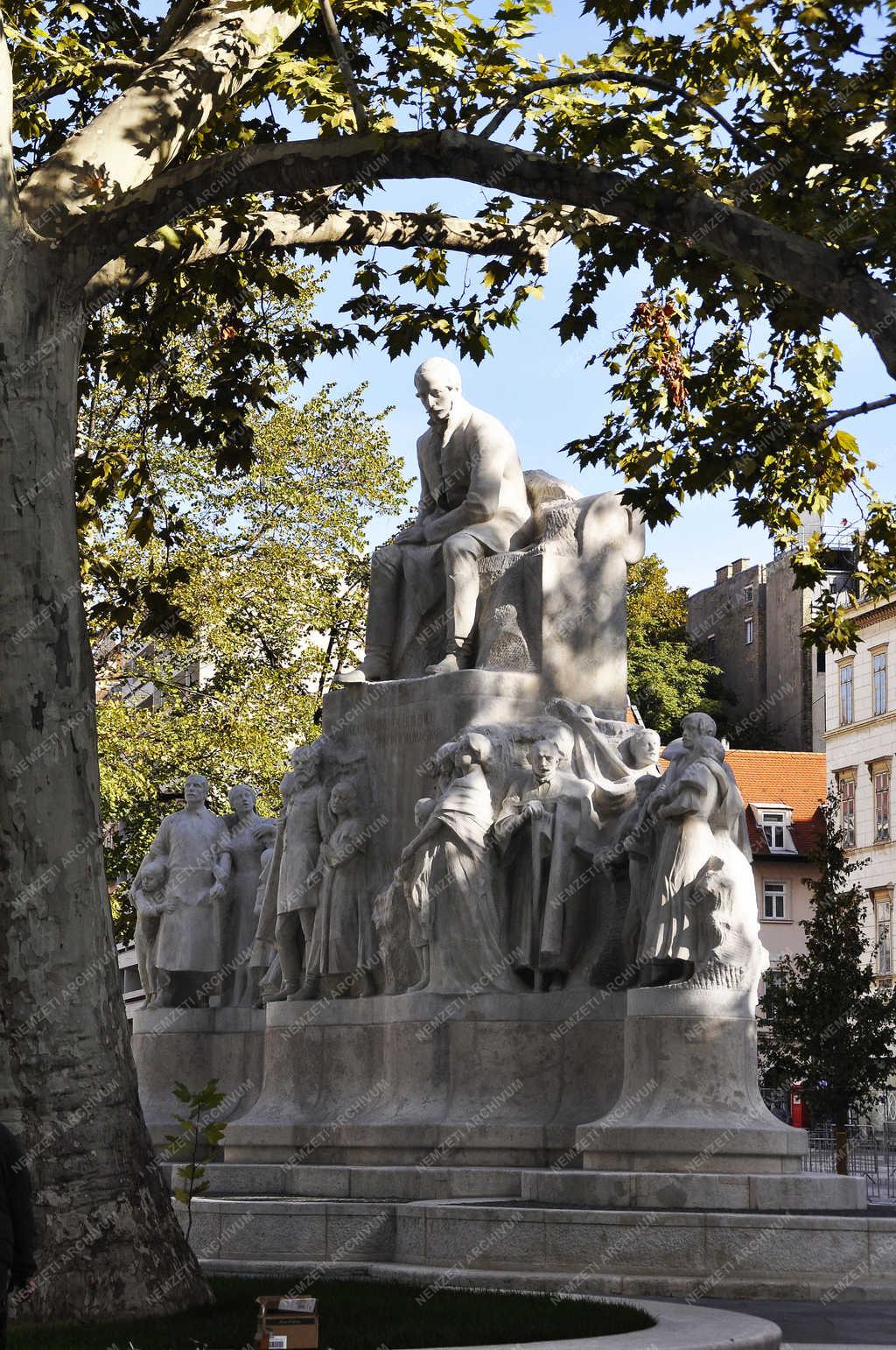 Városkép - Budapest - Megújult a Vörösmarty tér 