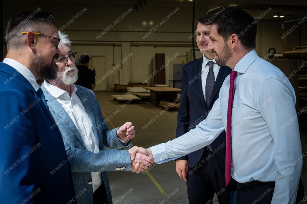 Magyar Levente új bútorlapgyártó üzem átadásán Topolyán 