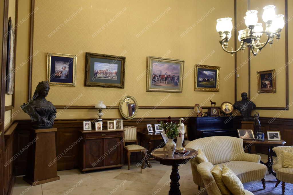 Városkép - Gödöllő - Királyi Váróterem 