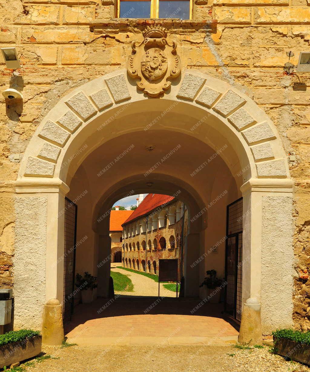 Épület - Felsőlendva - A felsőlendvai vár bejárata