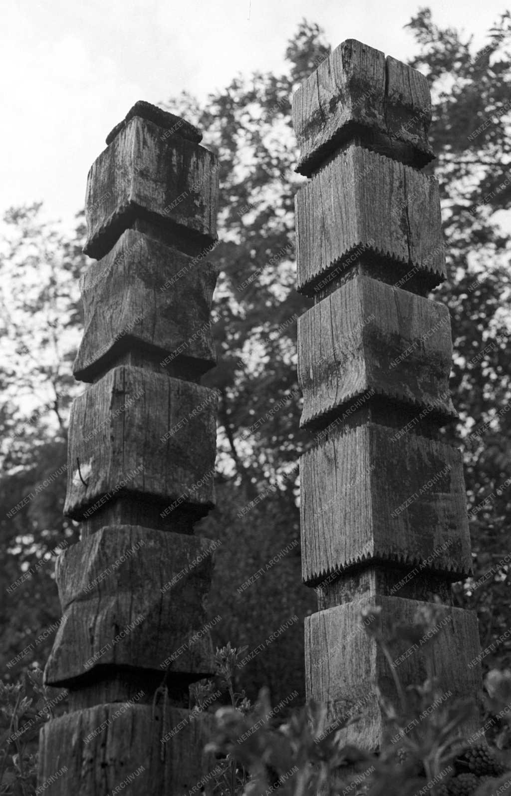 Néprajz - Fejfák a dunapataji temetőben