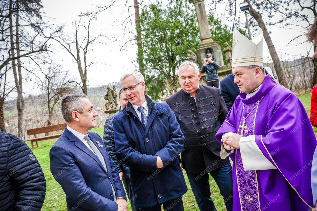 Felújították a Szentháromság templomot a Tolna vármegyei Tevelen