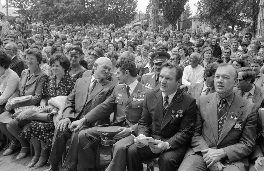 Külkapcsolat - Az első szovjet-magyar űrpáros Gyulaházán
