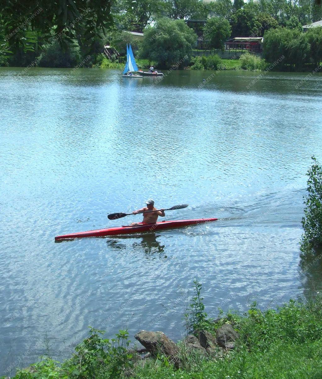 Szabadidő - Budapest - Kajakos sportoló a Lágymányosi-öbölben