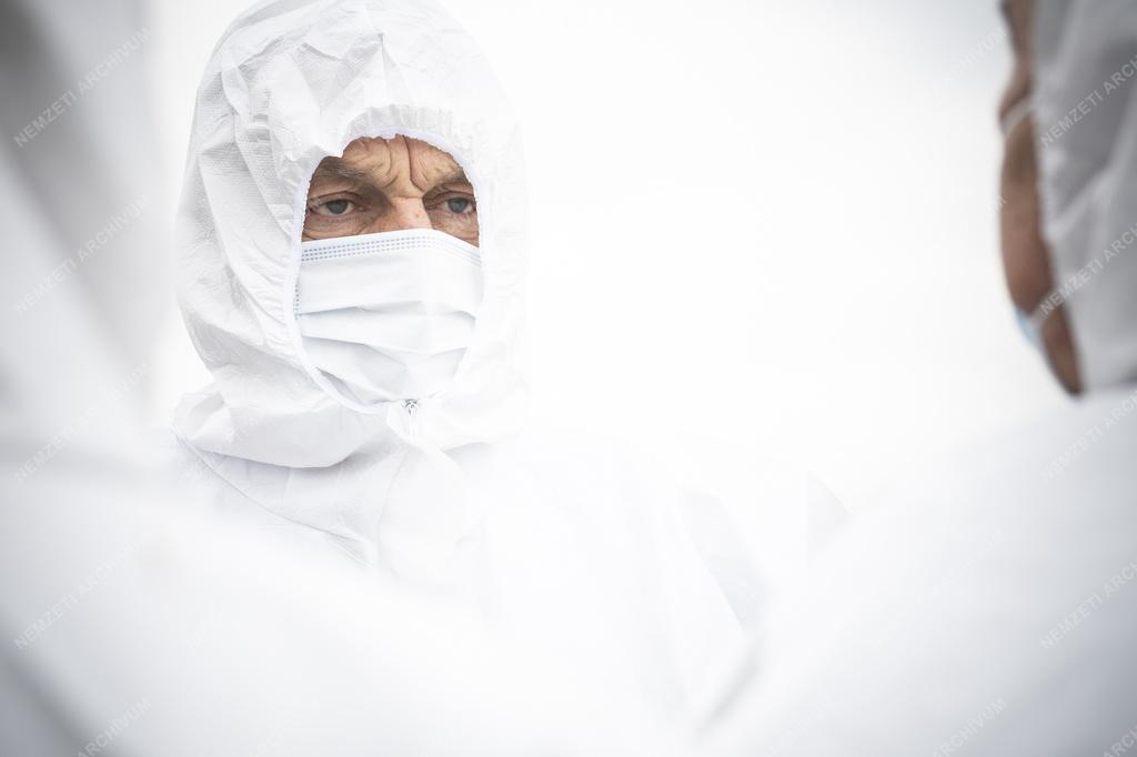 A száj-és körömfájásjárvány megfékezésével kapcsolatos munkát ellenőrizte Orbán Viktor Kisbajcson 