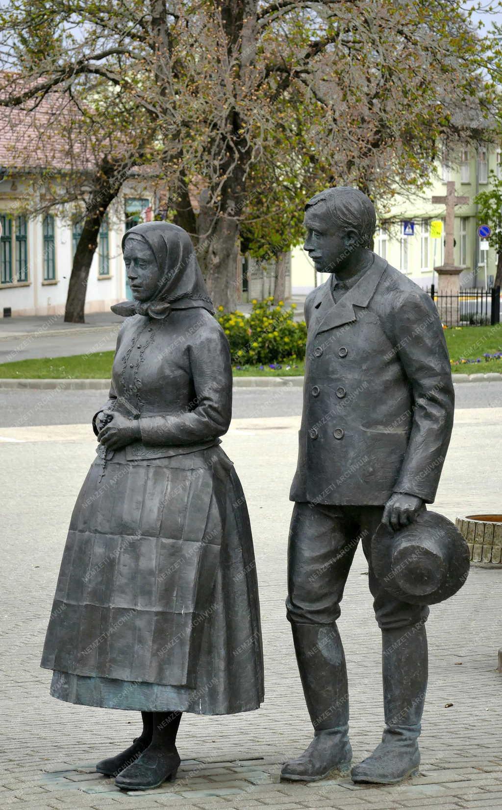 Település - Solymár - Hagyomány című szobor