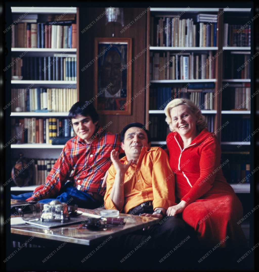 Kultúra -  Avar István színművész otthonában, felesége Gyapay Ivette és fia Ifj. Avar István társaságában