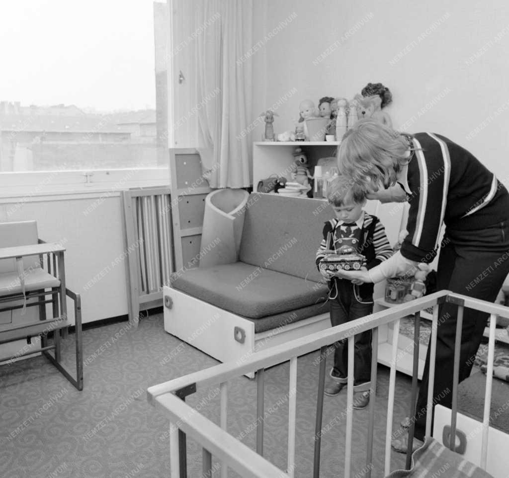 Életkép - Kövér Imre és családja új otthonukban