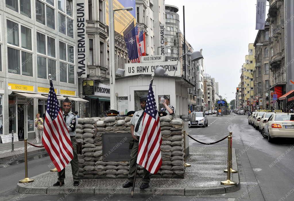 Idegenforgalom - Berlin - Turista a Checkpoint Charlie-nál