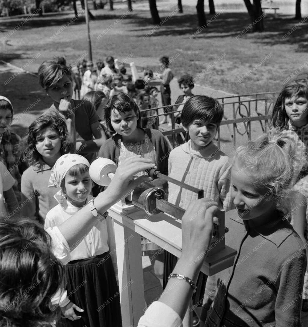 Szociálpolitika - Árvízkárosult gyerekek üdülnek a Balatonnál