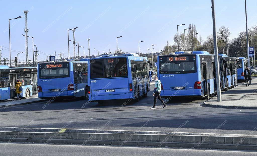 Közlekedés - BKK autóbusz-végállomás az Etele térnél