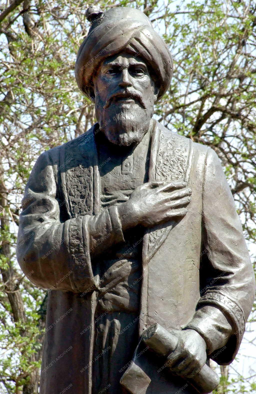 Szobrászat - Budapest - Gül Baba-szobor