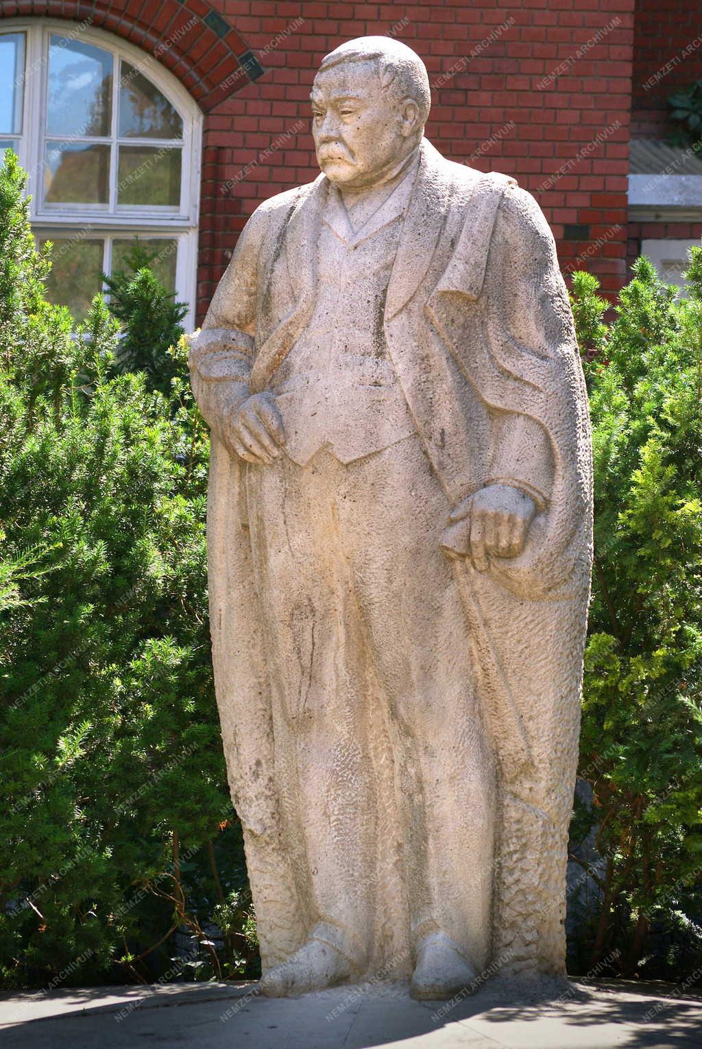 Műalkotás - Budapest - Mikszáth Kálmán szobra