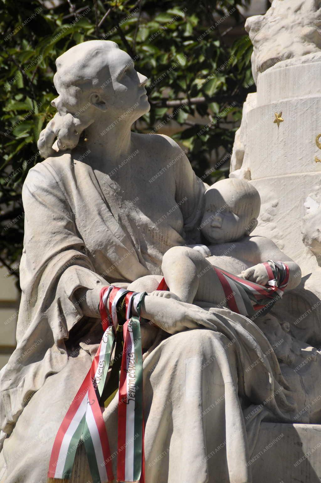 Városkép - Kultúra - Semmelweis Ignác-szobor a fővárosban