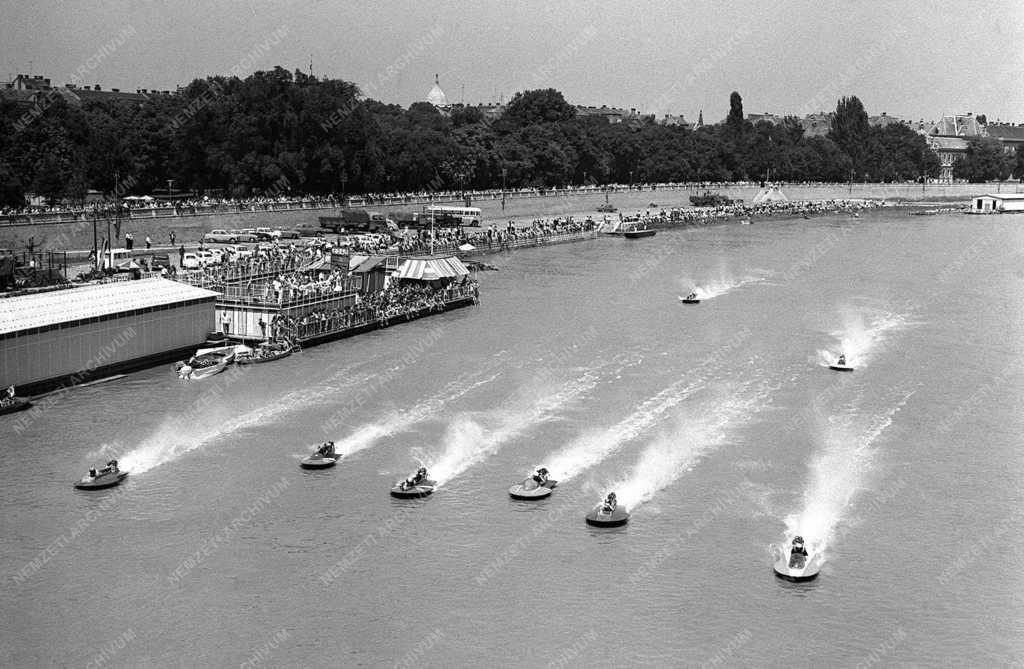 Ötszáz köbcentis CU osztályú motorcsónak EB Szegeden