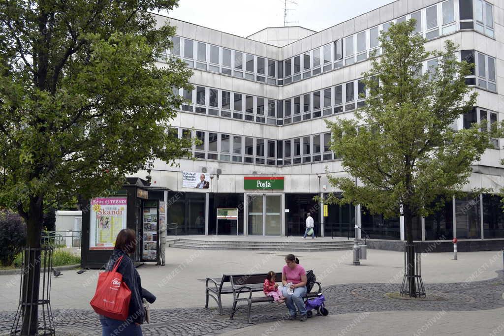 Zsáner - Budapest - Kismama a postahivatal épülete elött 