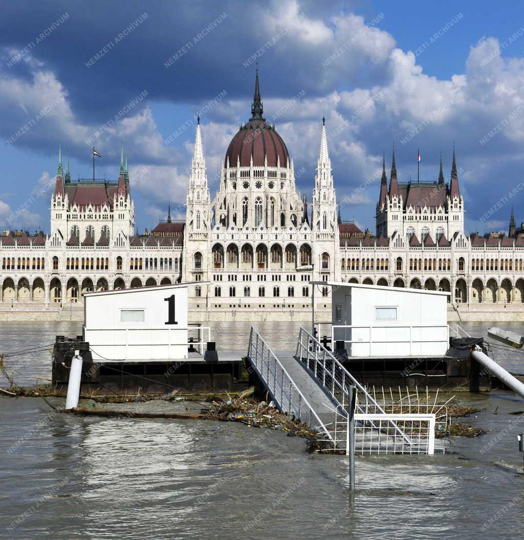 Természet - Budapest - Magas a Duna vízállása