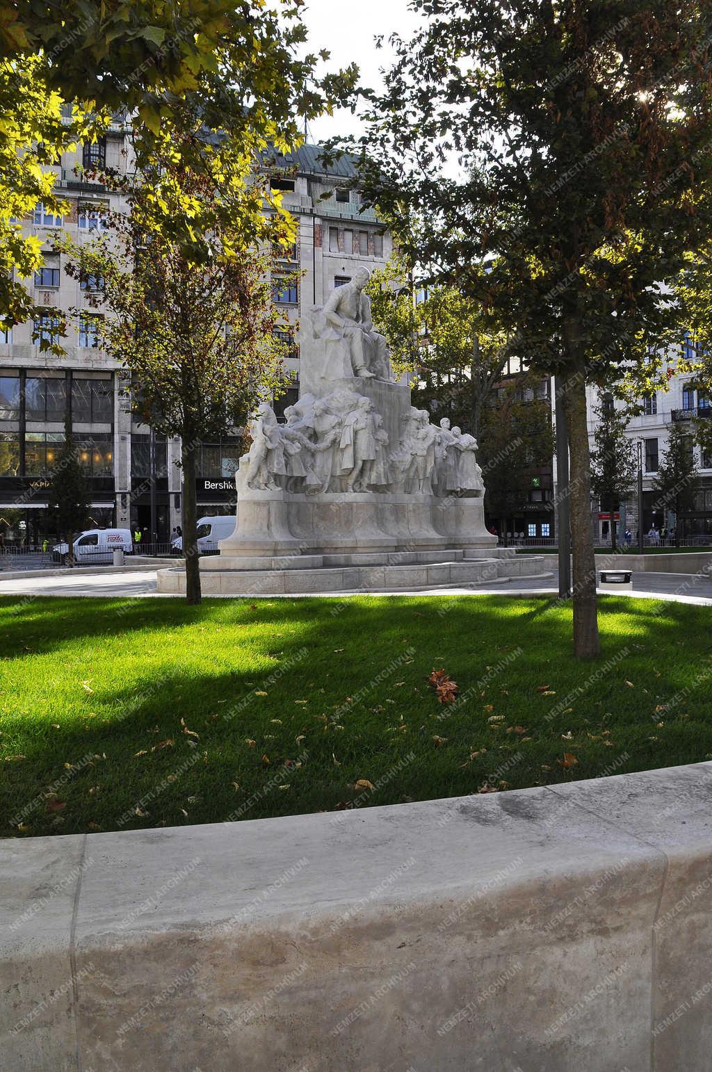 Városkép - Budapest - Megújult a Vörösmarty tér 