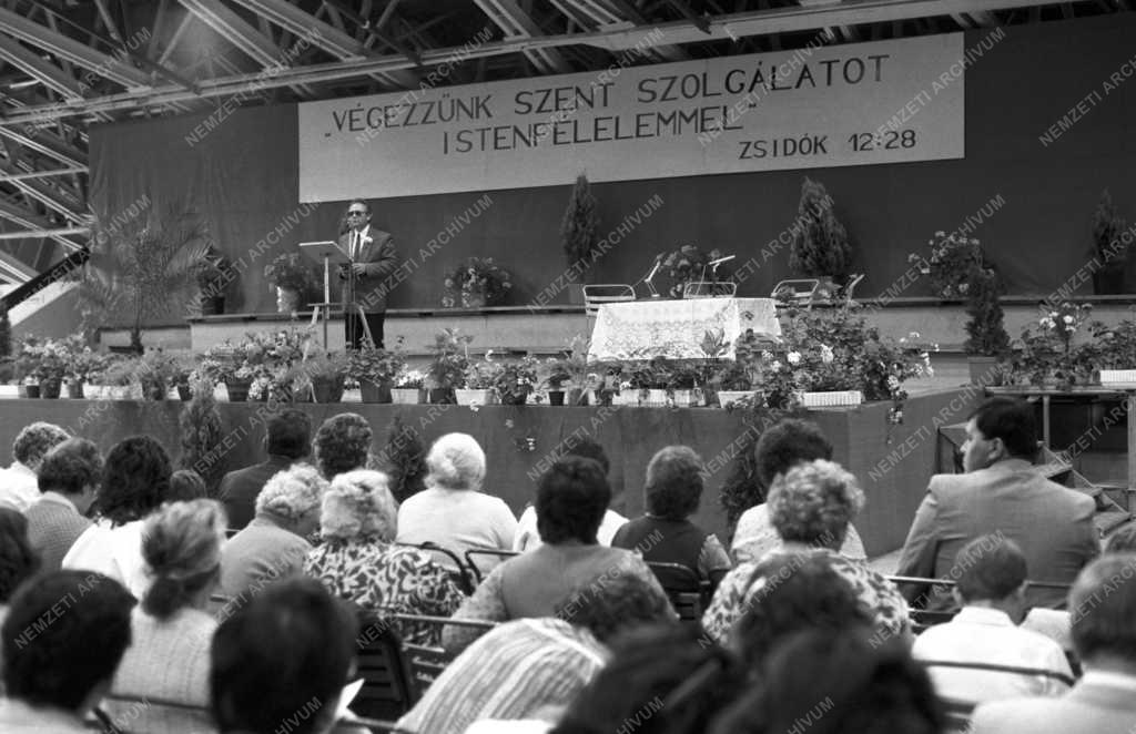 Vallás - Jehova Tanúinak körzetgyűlése Szegeden