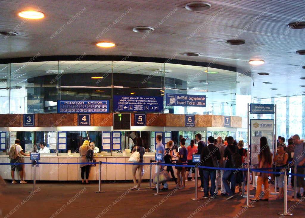 Közlekedés - Budapest - Utasok a Déli pályaudvar pénztárainál