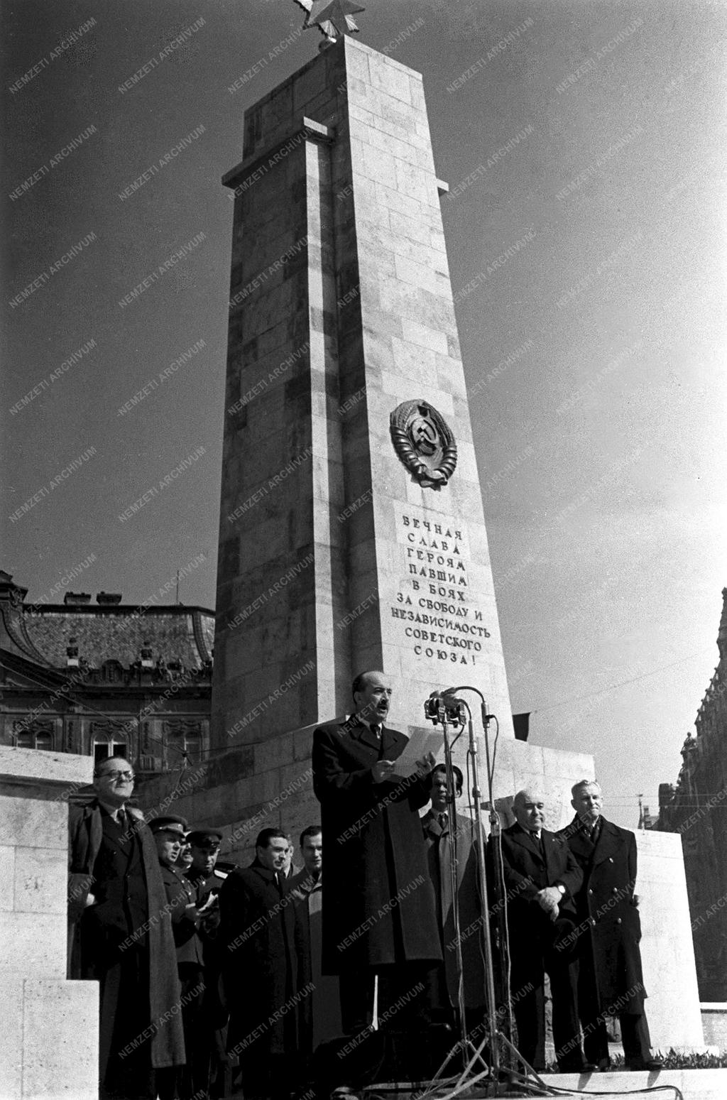 A FELSZAB. ÉVFORD Szabadság tér