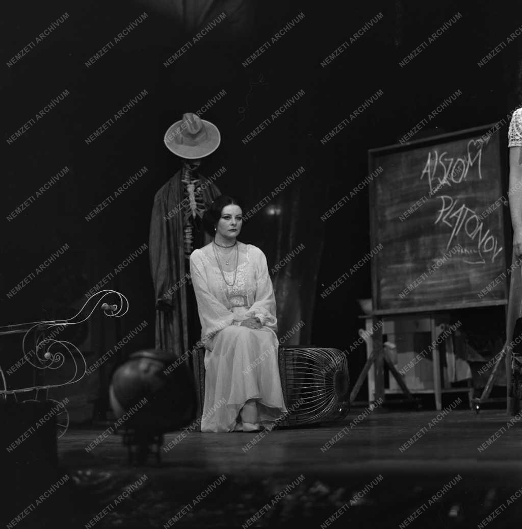 Kultúra -  Színház - Anton Pavlovics Csehov: Platonov című darabjának bemutatója a Pesti Színházban