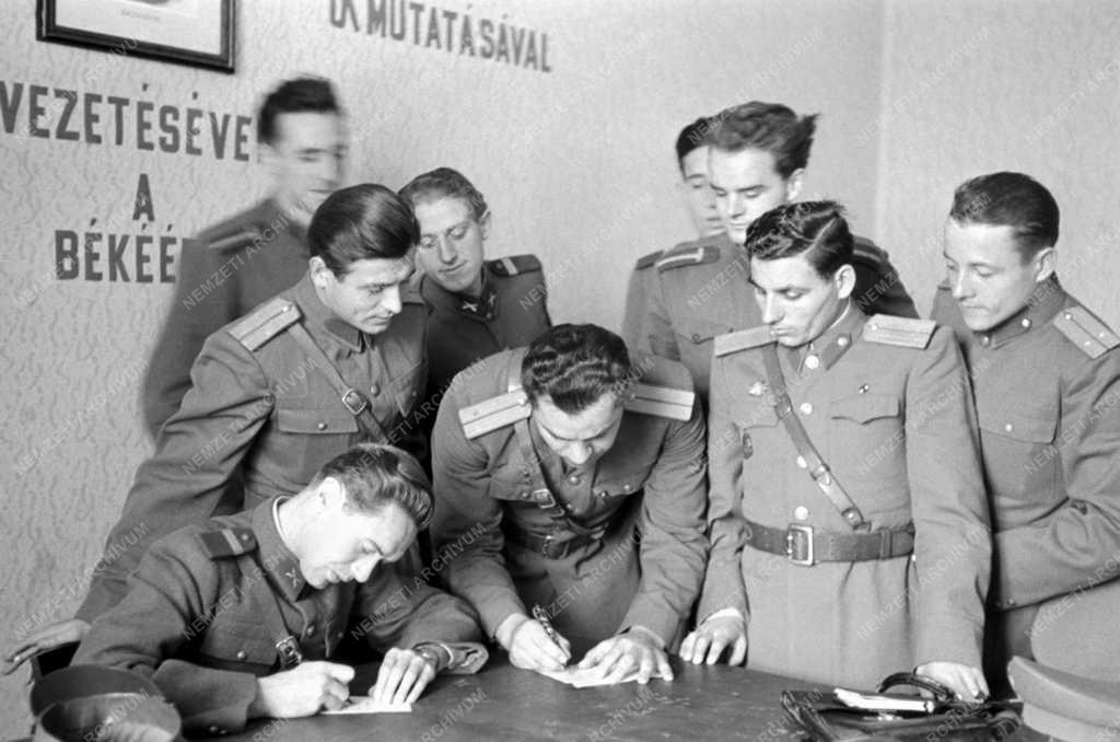 Belpolitika - Sport - Honvéd sportolók békekötvényt jegyeznek