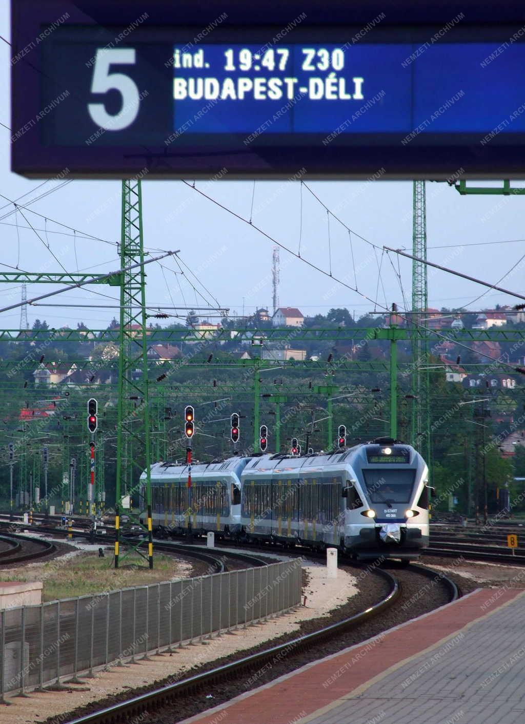 Közlekedés - Budapest - Zónázó vonat érkezik Kelenföldre
