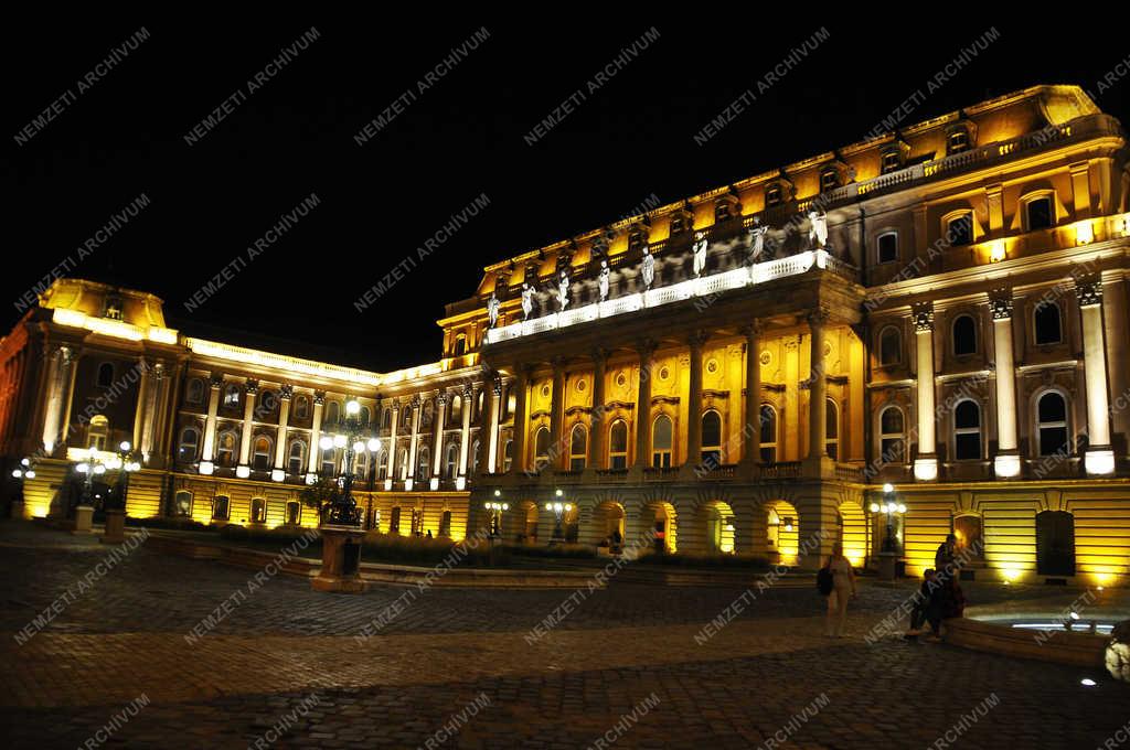 Városkép - Budapest - A Budavári Palota esti fényben