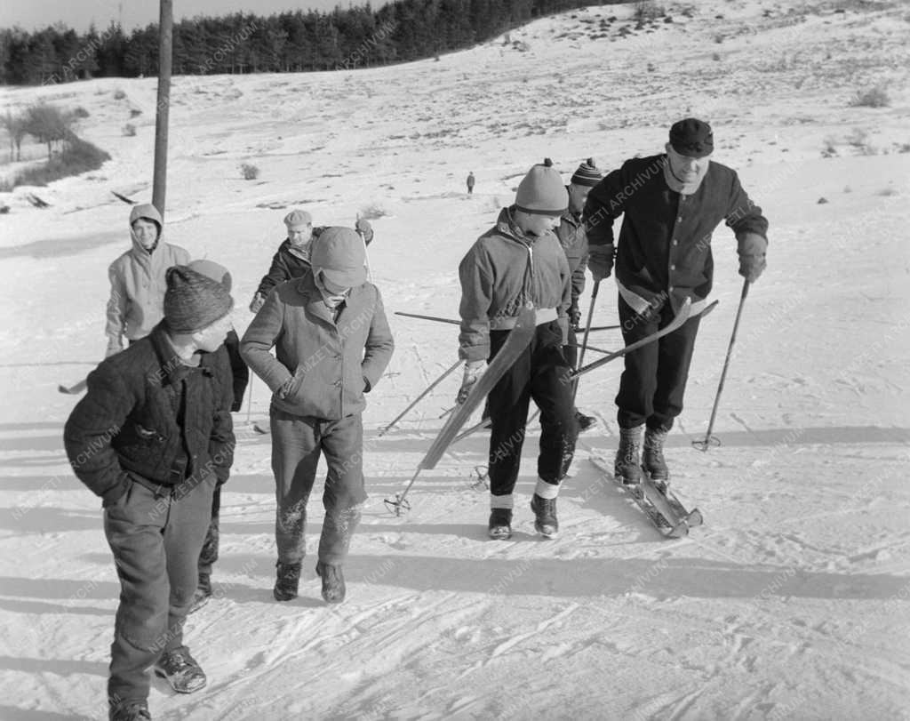 Szabadidő - Kirándulók a behavazott Mátrában