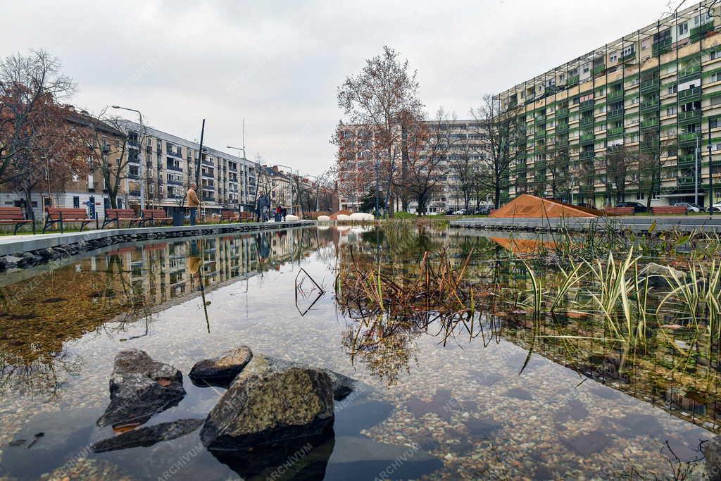 Városképek - Debrecen - Megújult a Petőfi tér