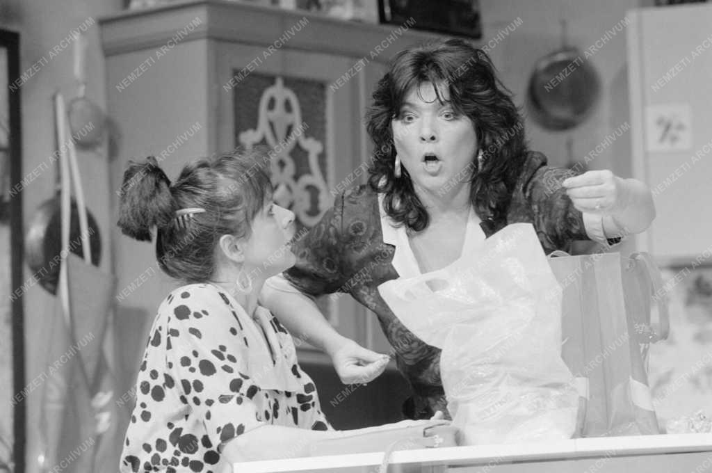 Színház - Dario Fo: Nem fizetünk, nem fizetünk - előadás a Gárdonyi Géza Színházban
