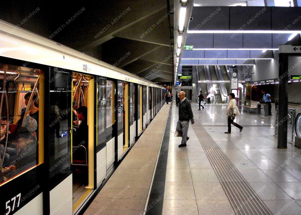 Közlekedés - Budapest - A 4-es metró állomása a Baross téren