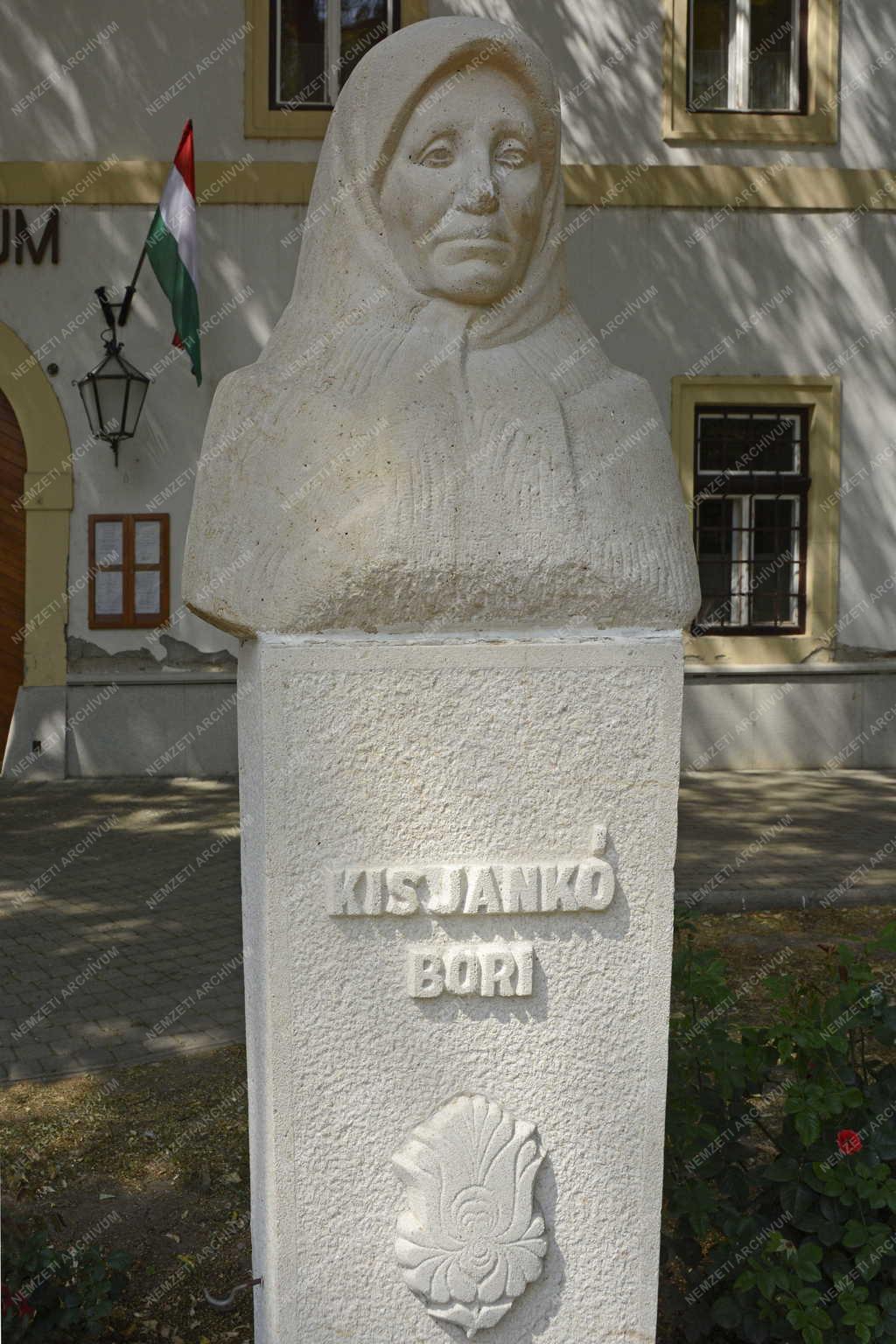 Műalkotás - Mezőkövesd - Kis Jankó Bori szobra