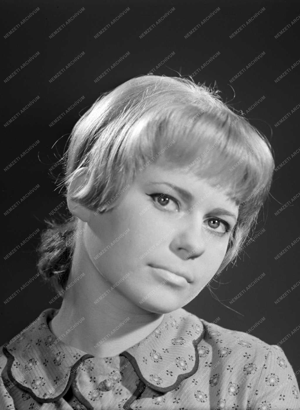 Kultúra - Esztergályos Cecília