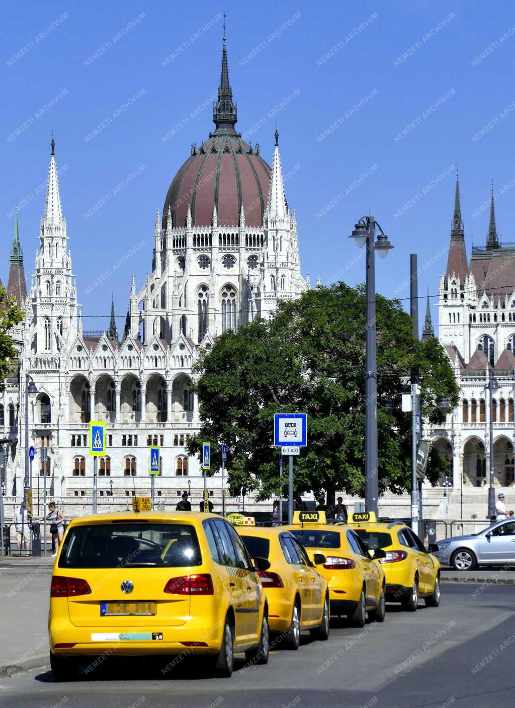 Városkép  - Szolgáltatás - Budapest – Taxik a Batthyány téren