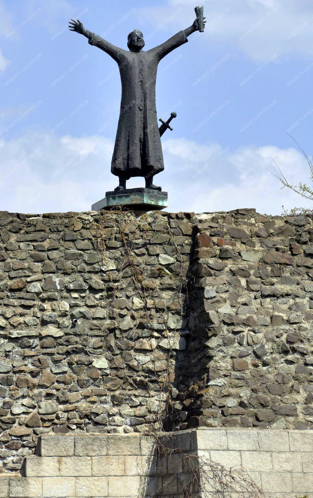 Városkép - Vác - I. Géza király szobra