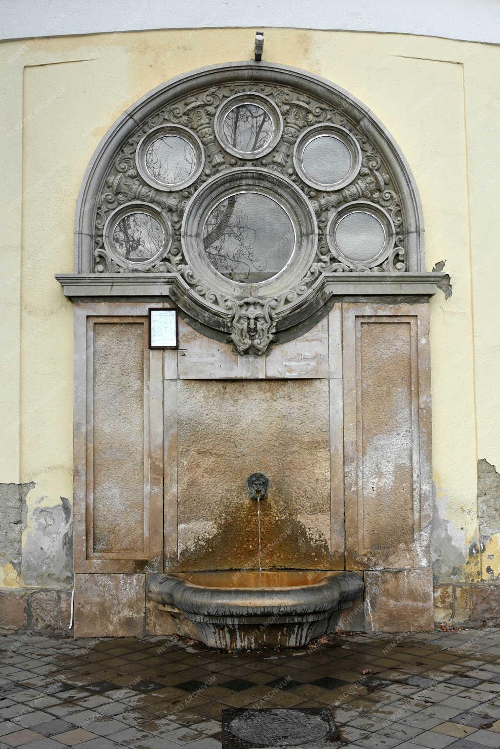 Tárgyfotó - Szolnok - A Tisza Szálló és Gyógyfürdő gyógyforrássa