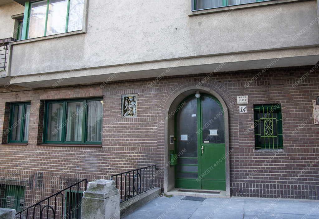 Városkép - Budapest - Halászó fiú kerámia dombormű a Ponty utcában