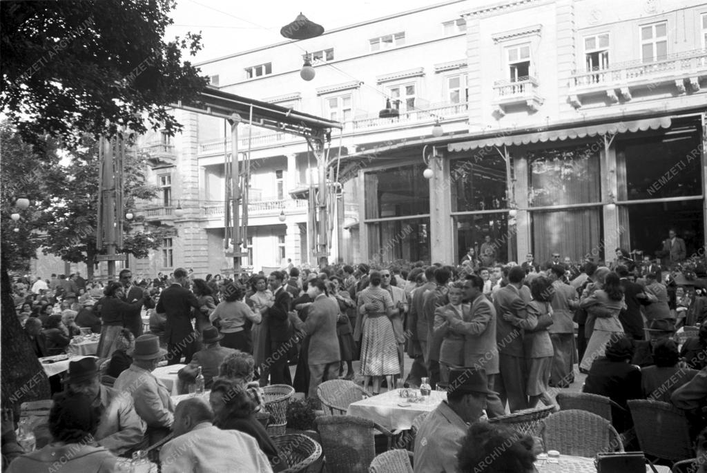 Ünnep - Az új alkotmány és az új kenyér ünnepe