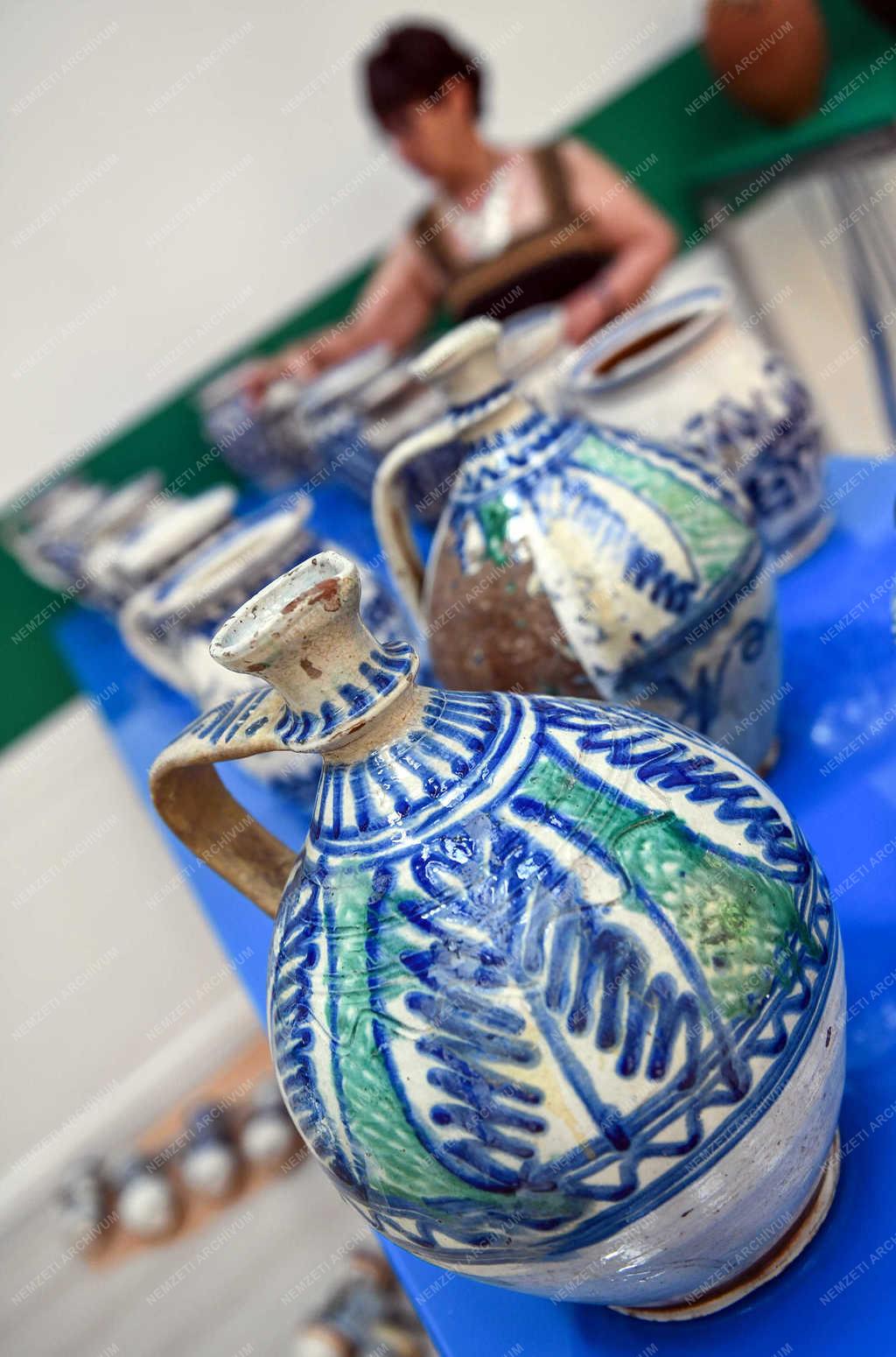 Múzeum - Debrecen - Kiállítás népművészeti kerámiákból