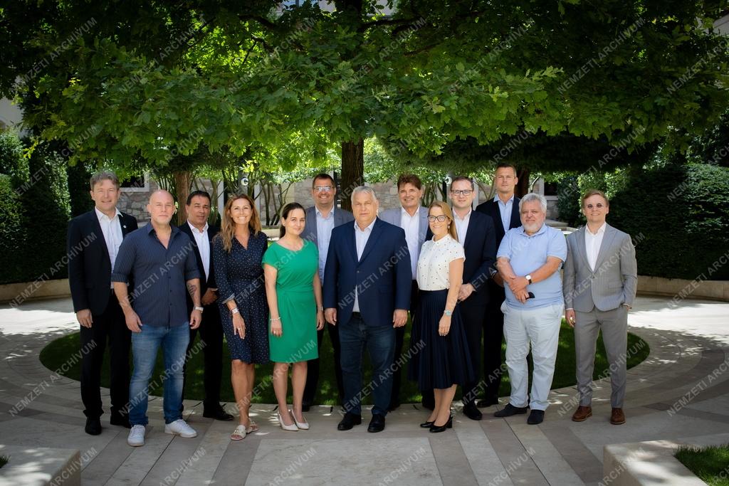 Orbán Viktor az egyes számú Digitális Polgári Kör tagjaival