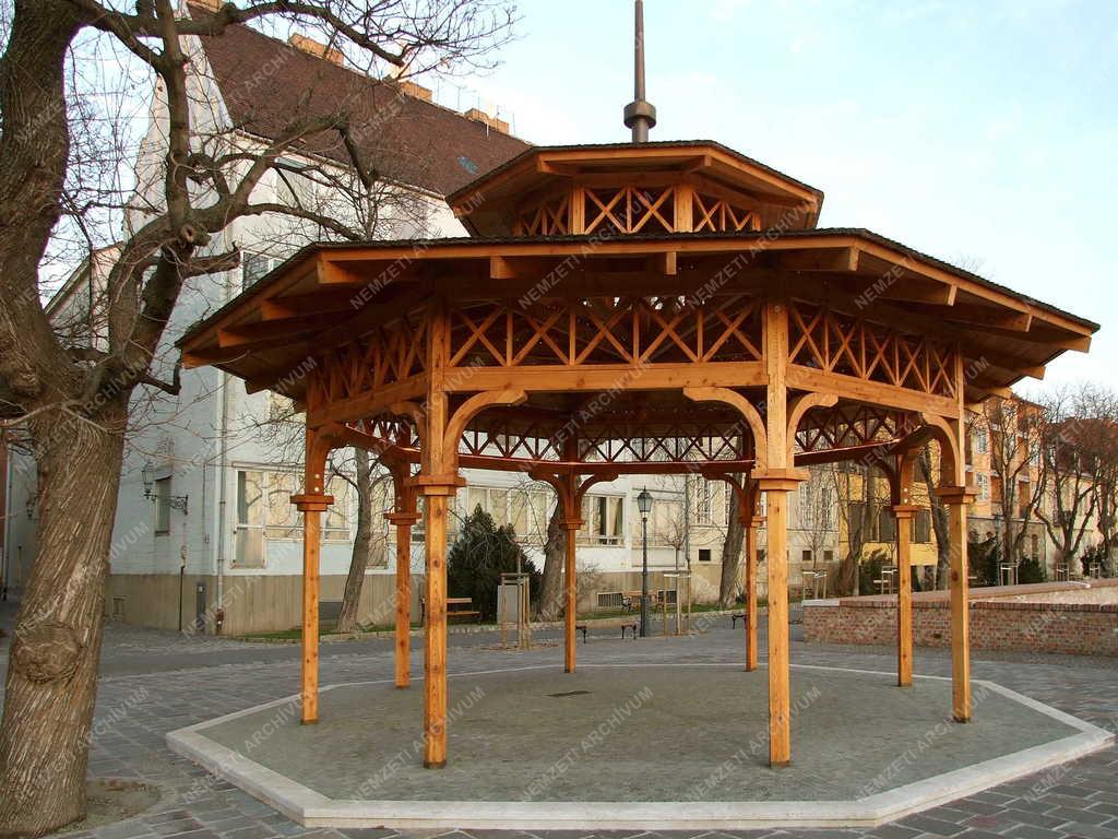 Budapest - Városkép - Új pavilon a vári promenádon