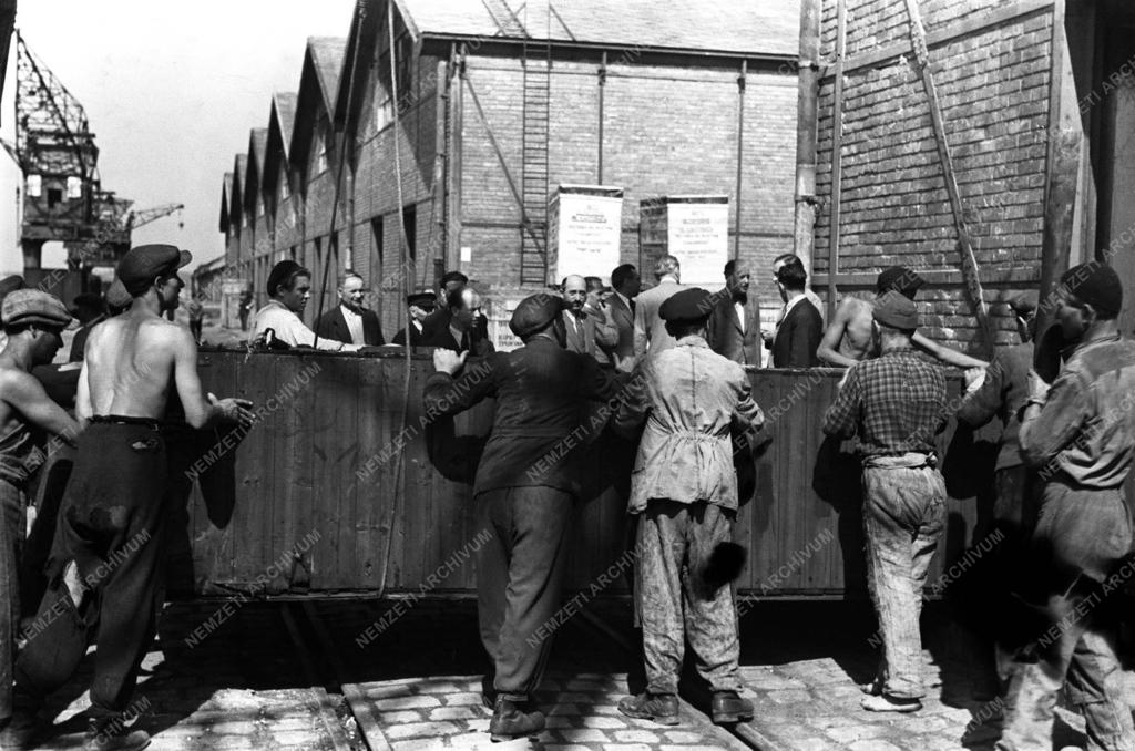 UNRRA autók érkezése