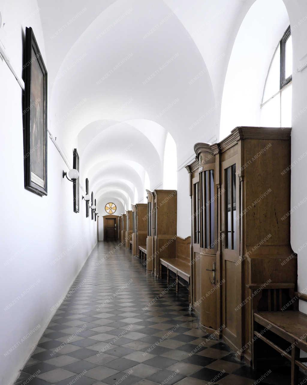 Egyházi épület - Gyöngyös - Sarlós Boldogasszony templom