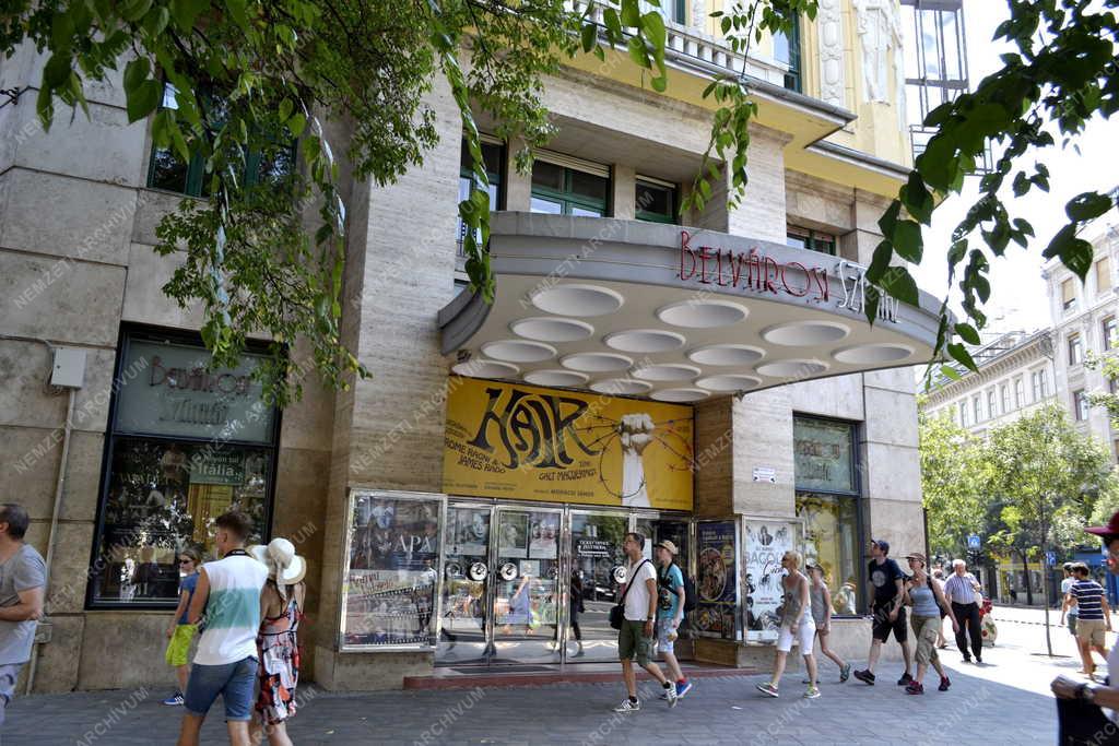Épület - Budapest - A Belvárosi Színház bejárata 