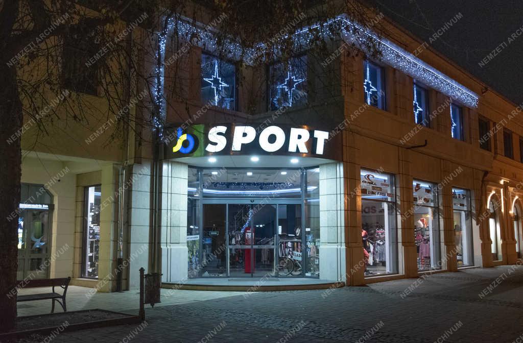 Városkép - Vác - A Bánkúti Sport Kft. sportáruháza 