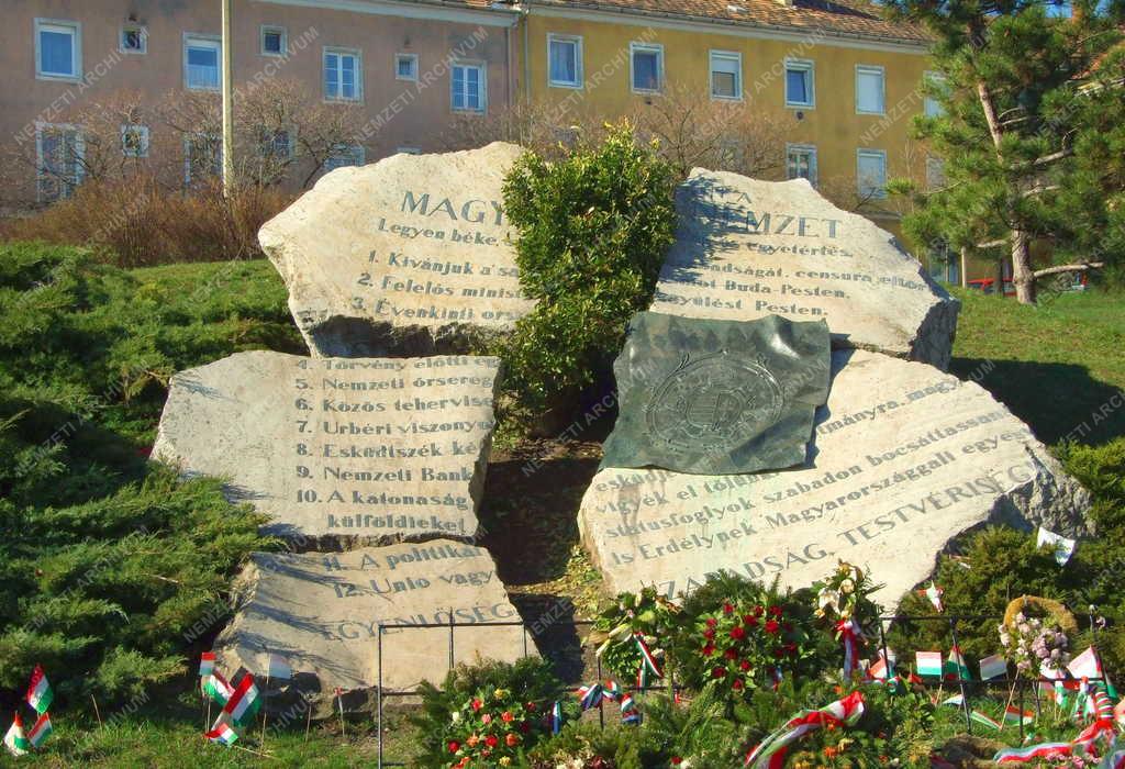 Emlékmű - Várpalota 