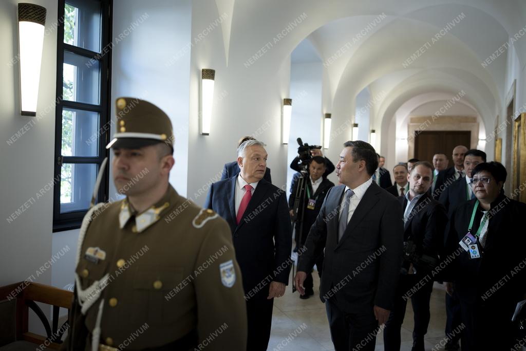 Orbán Viktor fogadta a kirgiz elnököt