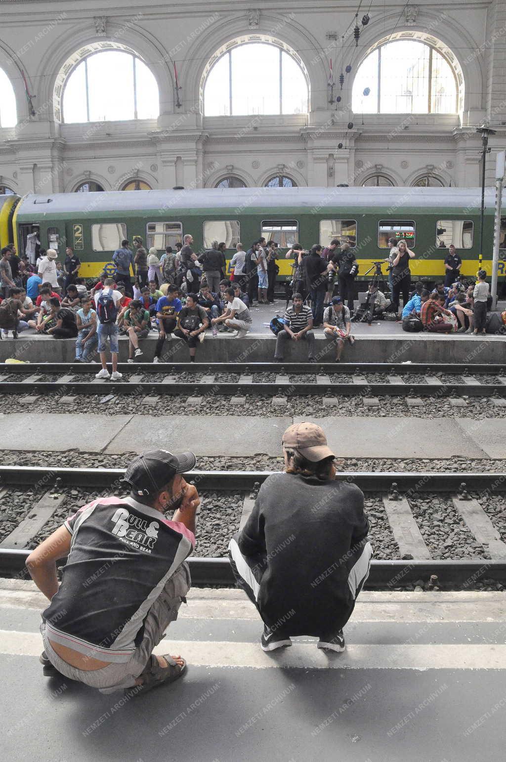Illegális bevándorlás - Budapest - Migránsok a Keleti pályaudvaron